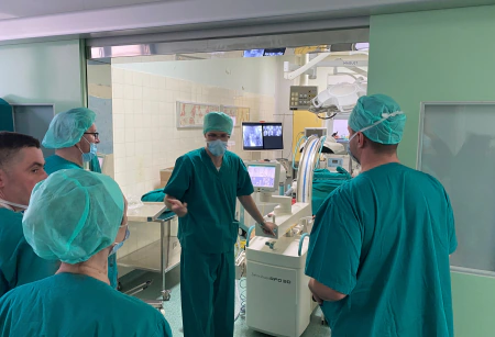 Josip Roca provodi kliničku aplikacijsku edukaciju za C-luk s osobljem operacijske dvorane 2018.