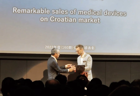 Josip Roca prima priznanje tvrtke Shimadzu Corporation za najbolji prodajni rezultat medicinskih uređaja u Hrvatskoj 2022.