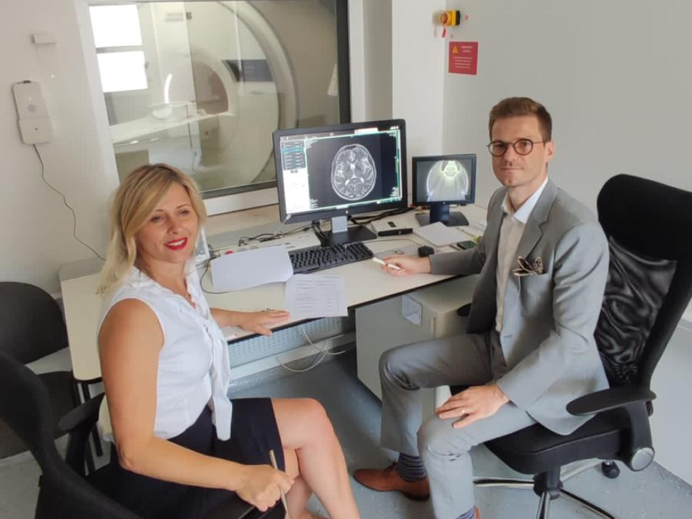 Prof. dr. sc. Dijana Zadravec i Josip Roca u kontrolnoj sobi 3,0 T MR sustava u Kliničkom bolničkom centru Sestre milosrdnice 2023. godine