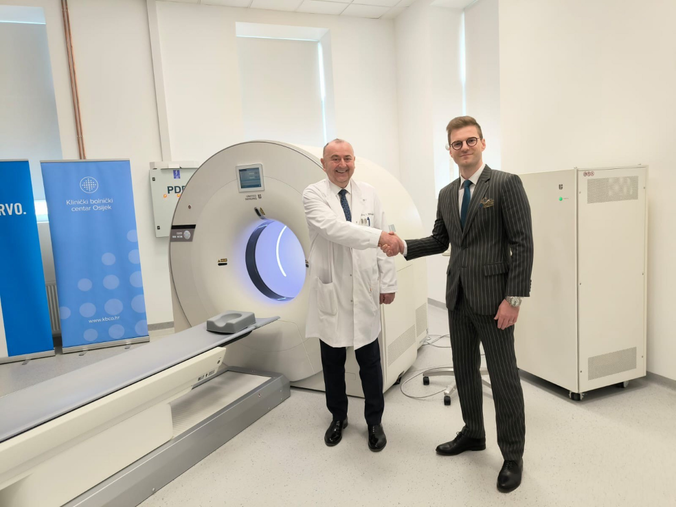 Prof. dr. sc. Ivica Mihaljević i Josip Roca uz PET/CT sustav isporučen Kliničkom bolničkom centru Osijek 2023.